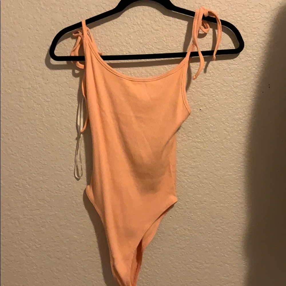 ✨peach ribbed body suit✨